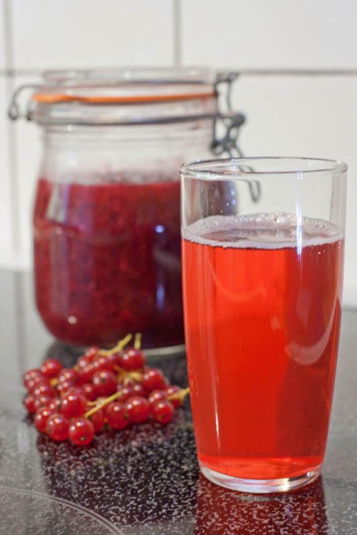 Saft och sylt på röda vinbär