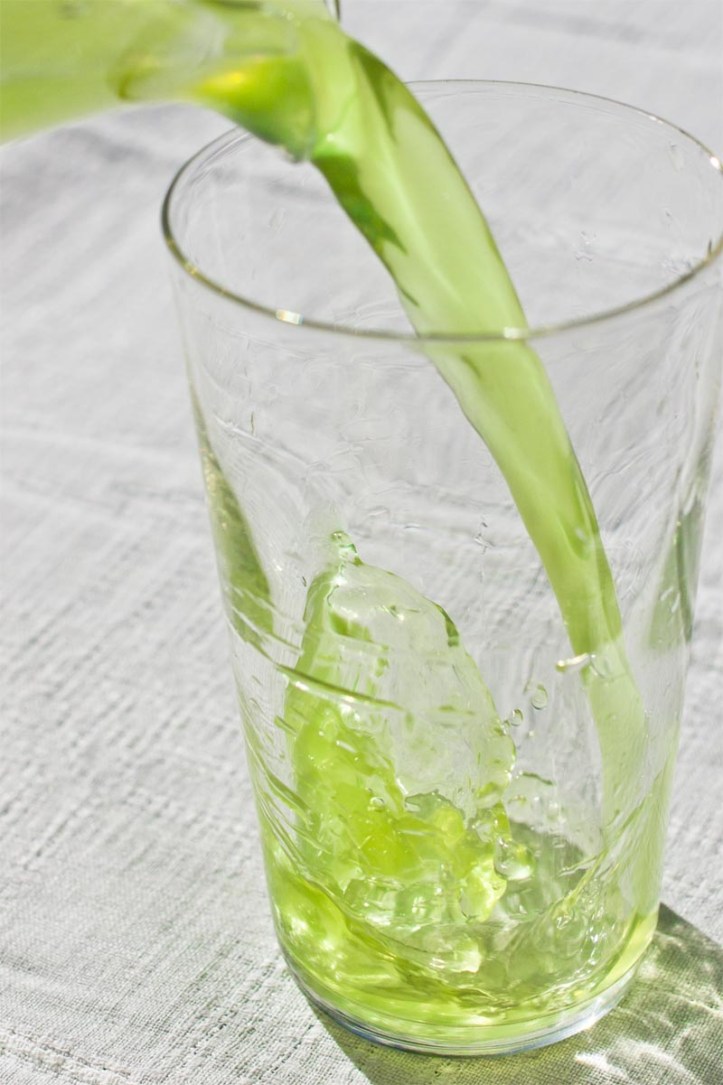 Basilika- och myntasaft